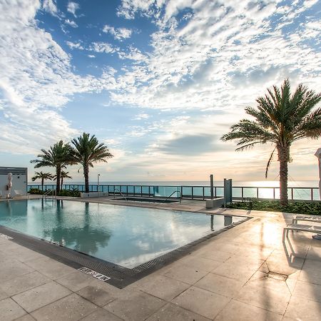Churchill Suites Monte Carlo Miami Beach Bagian luar foto