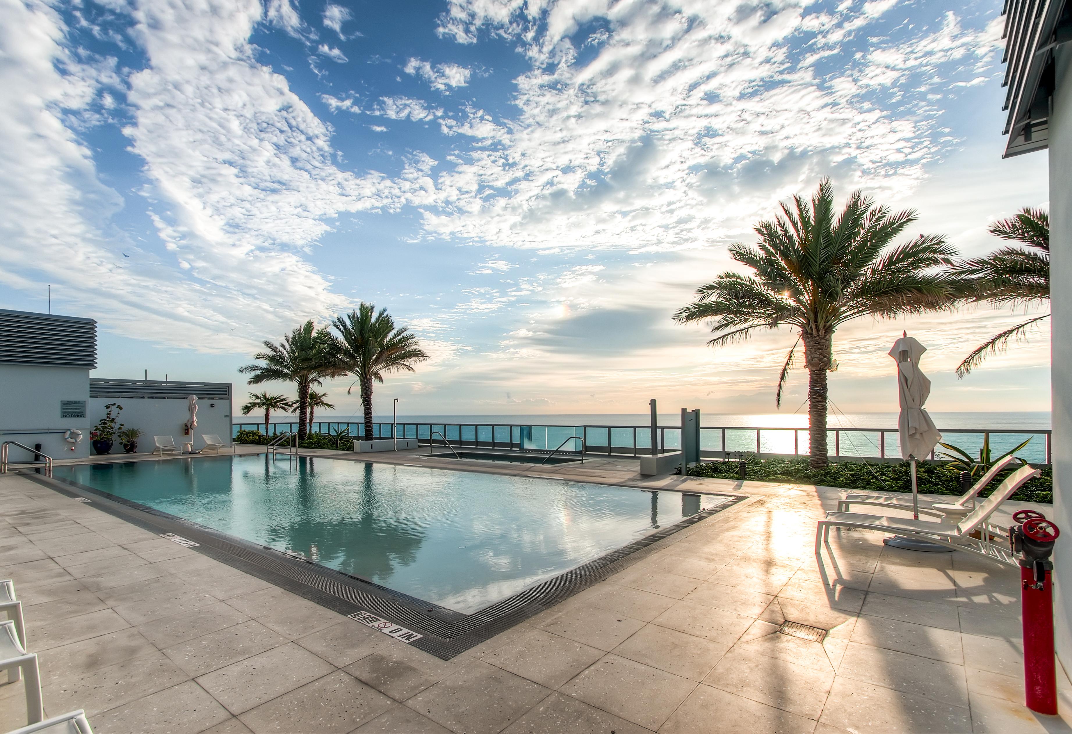 Churchill Suites Monte Carlo Miami Beach Bagian luar foto
